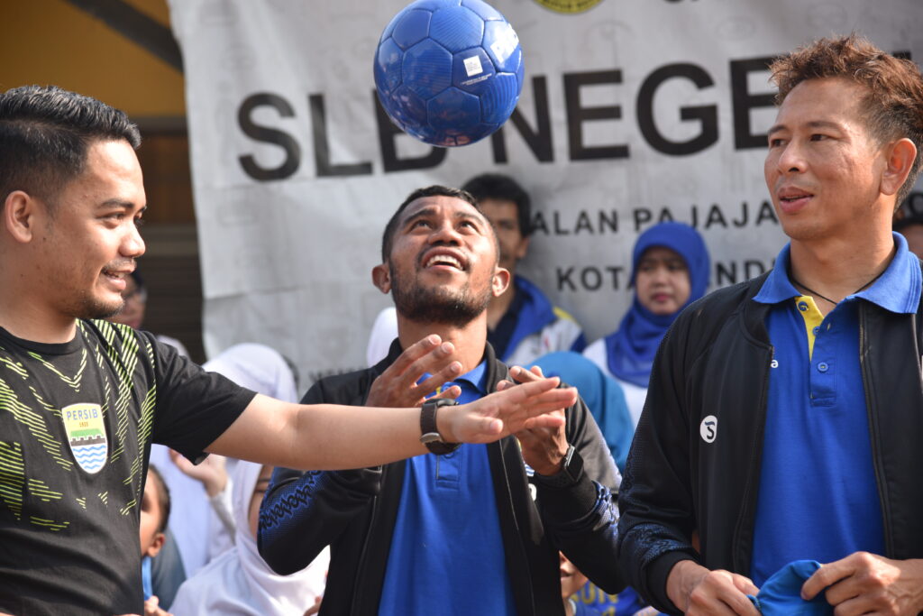 Rijki Kurniawan and PERSIB players at club on-ground activation (Football For All).